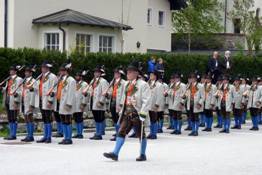 Die Ebener Feuersch&uuml;tzen beim Marschieren