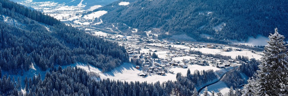 Blick auf die Gemeinde Eben im Winter
