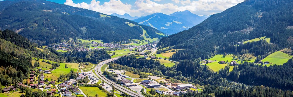 Blick auf die Gemeinde Eben im Sommer