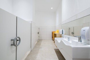 WC mit Waschbecken